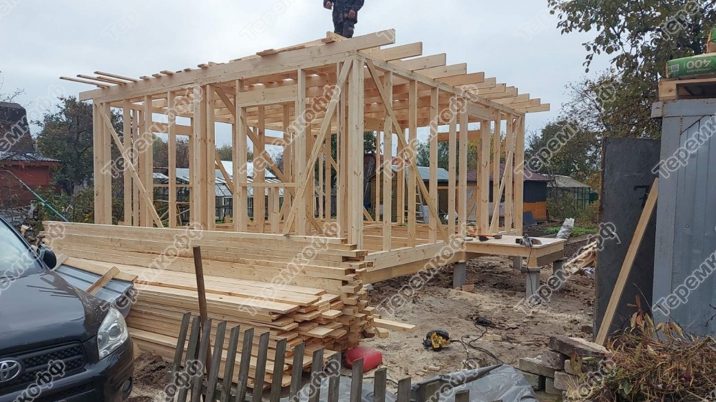 этап строительства каркасного дома и установка перекрытия