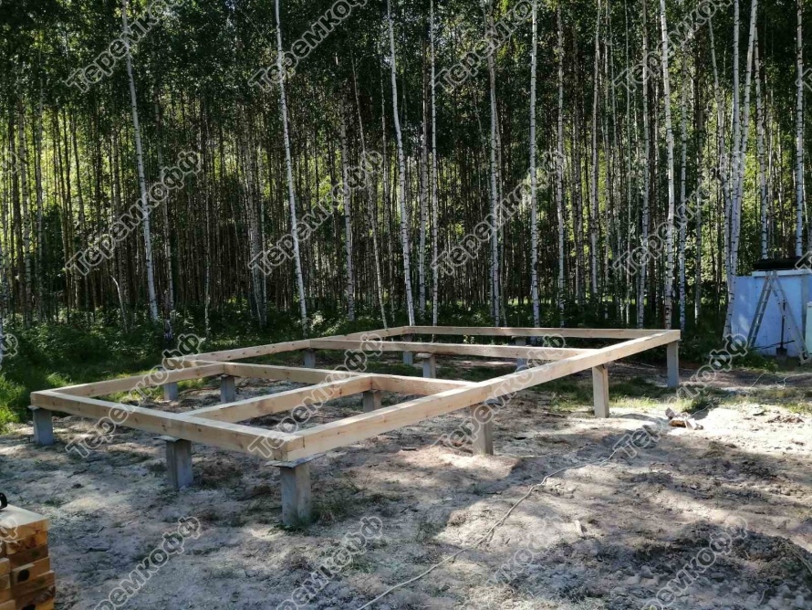 каркас дома на бетонных сваях - фото