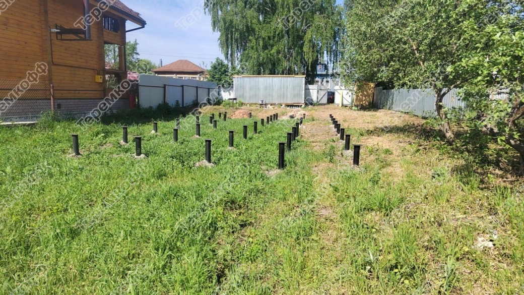 каркасный дом на винтовых металлических сваях - пример