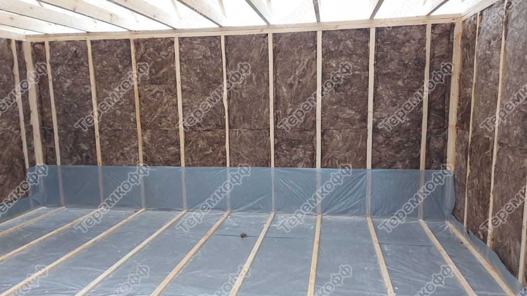 обшивка пленкой пароизоляции цокольного помещения