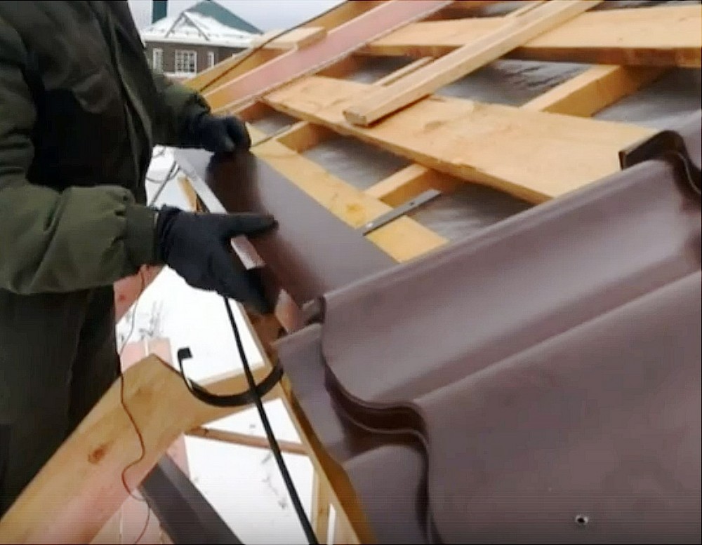 установка карнизной планки для декорации мест соединения