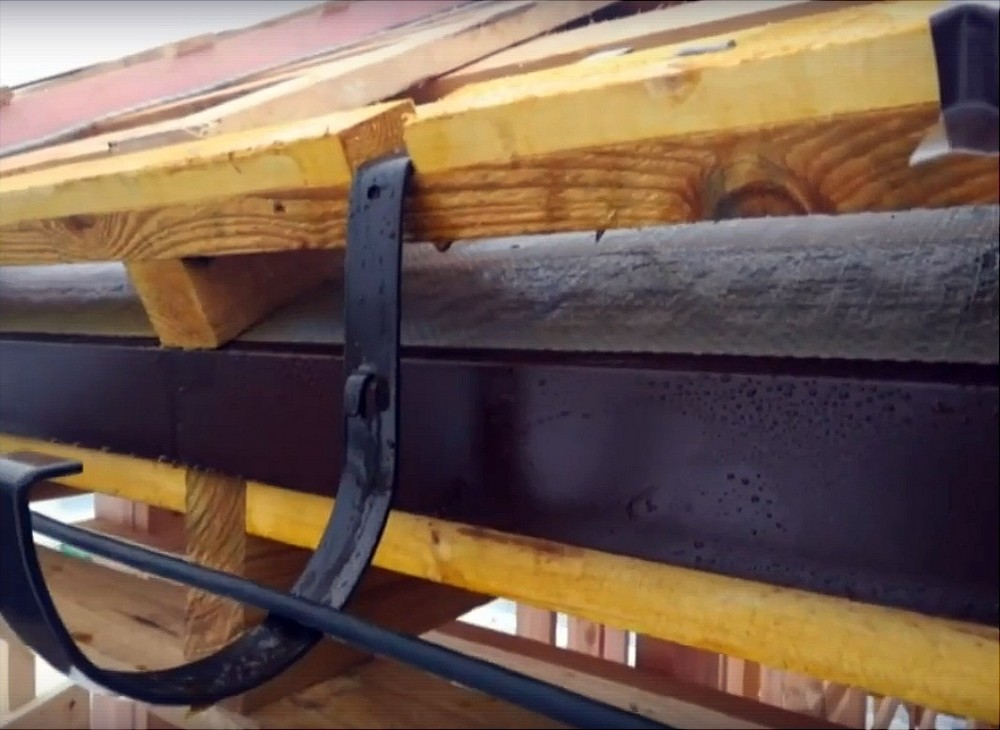 как крепится кровельный свес и его назначение